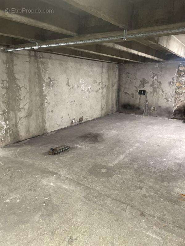 Parking à PARIS-11E