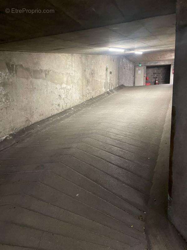 Parking à PARIS-11E