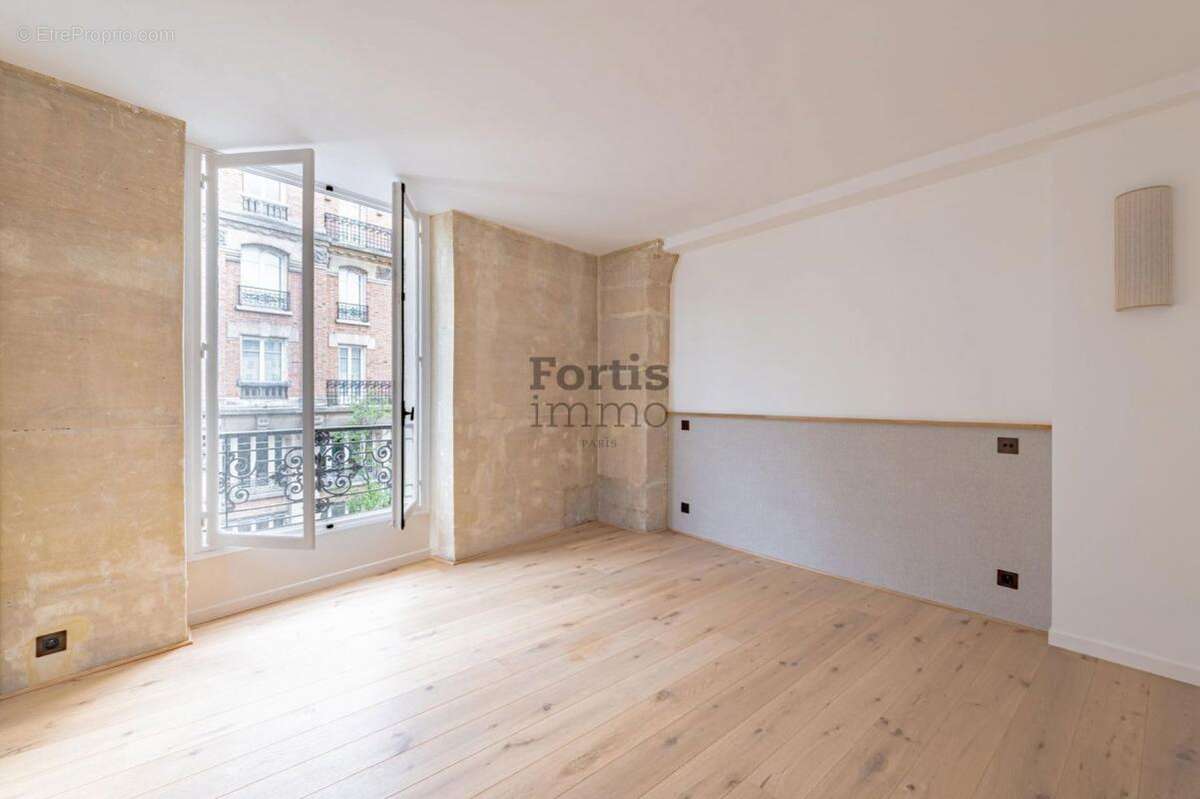 Appartement à PARIS-1E
