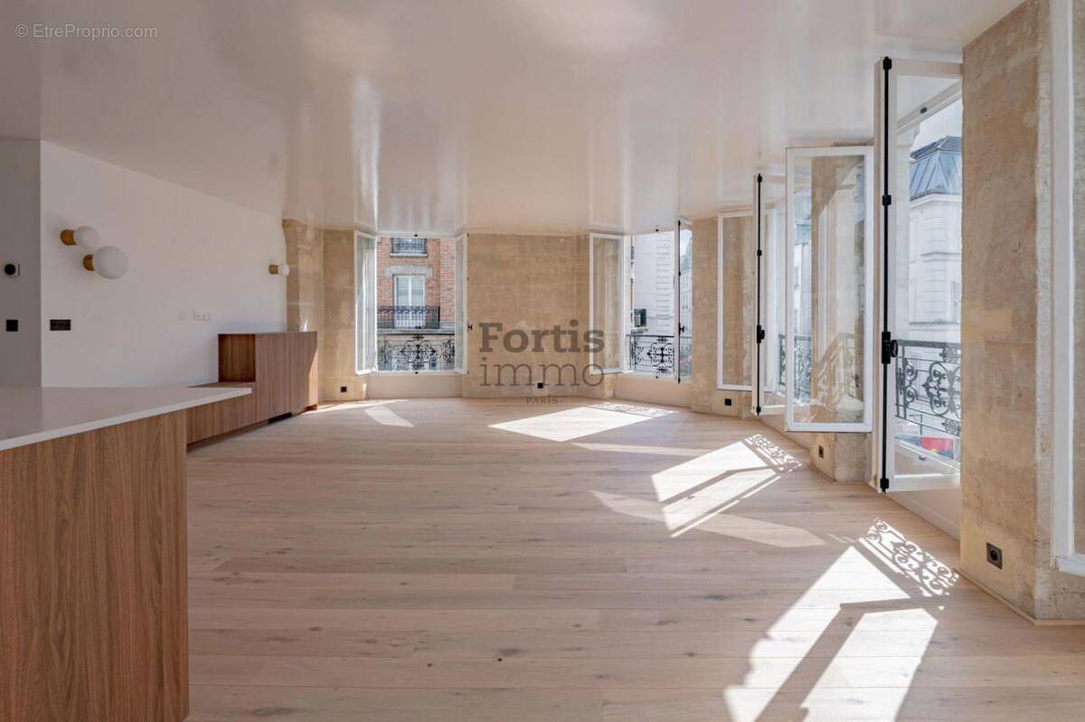 Appartement à PARIS-1E