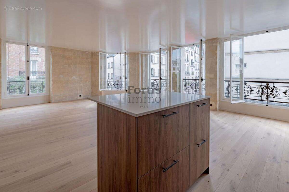 Appartement à PARIS-1E