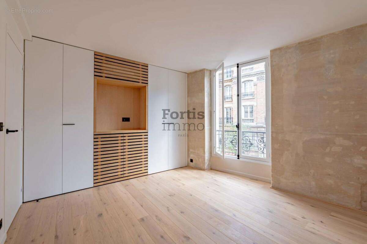 Appartement à PARIS-1E