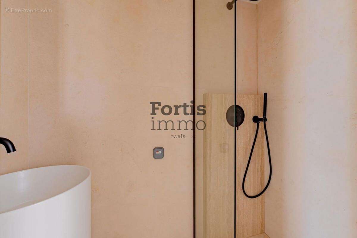 Appartement à PARIS-1E