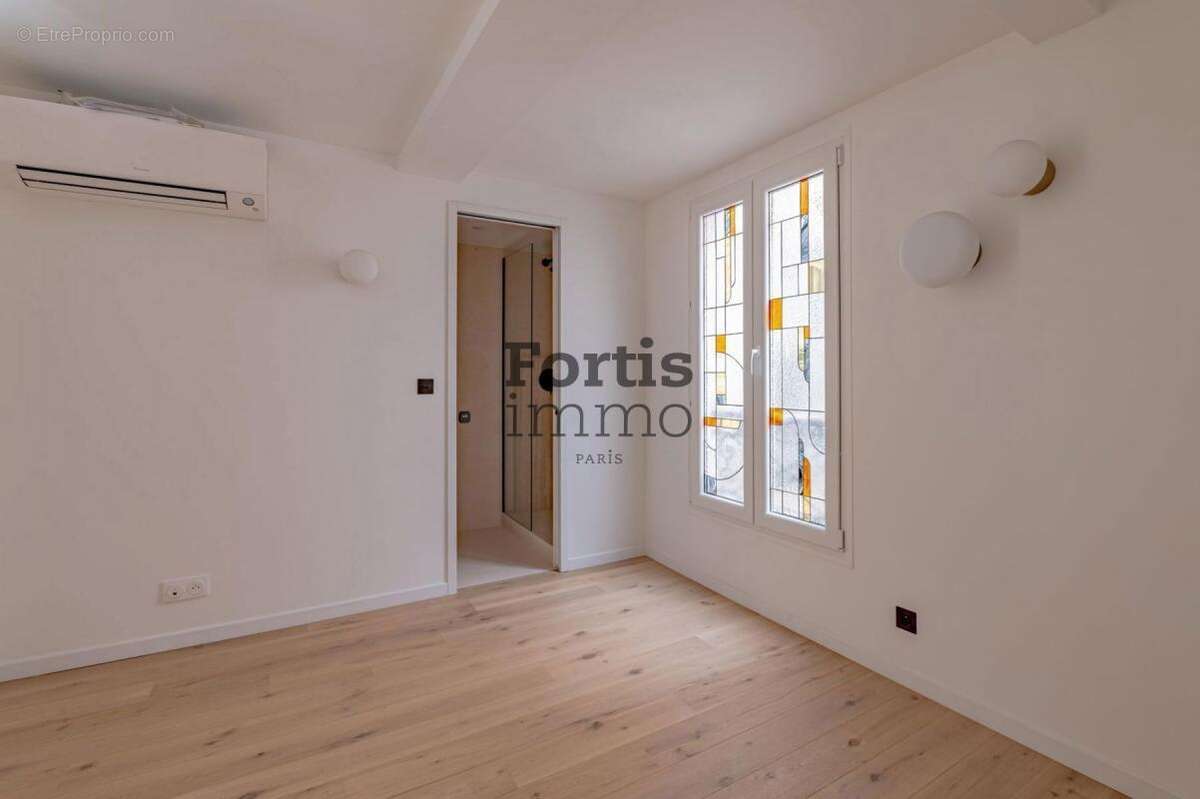 Appartement à PARIS-1E