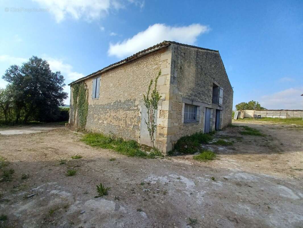 Maison à ROULLET-SAINT-ESTEPHE