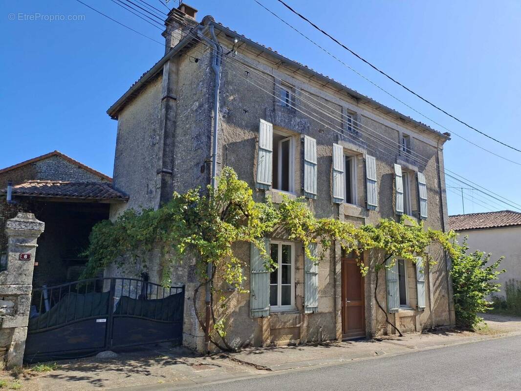 Maison à CHASSENEUIL-SUR-BONNIEURE