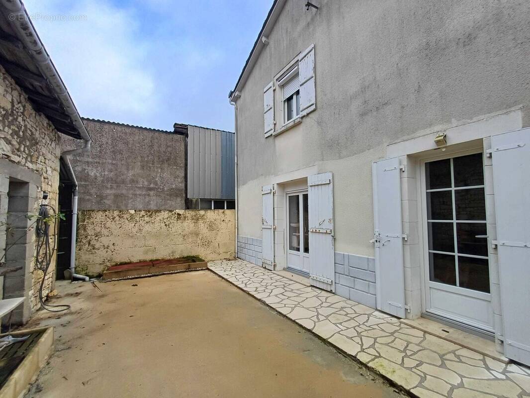 Maison à CHAMPAGNE-MOUTON