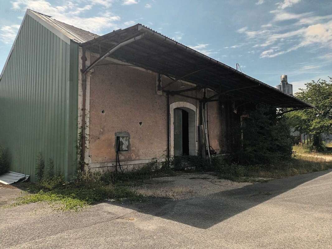 Commerce à CHAMPAGNE-MOUTON