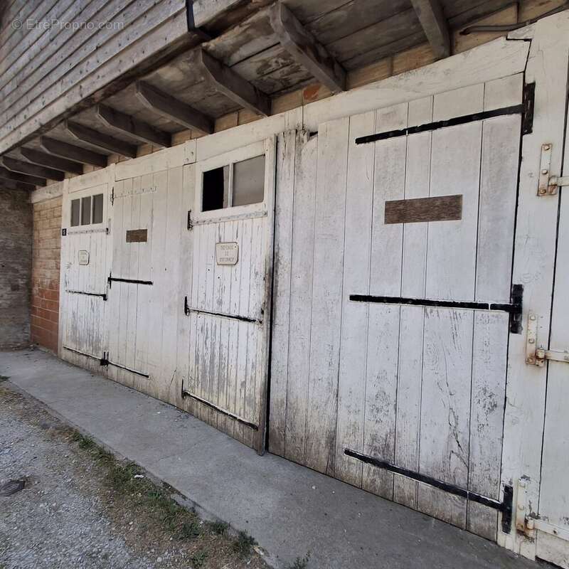 Parking à CHASSENEUIL-SUR-BONNIEURE