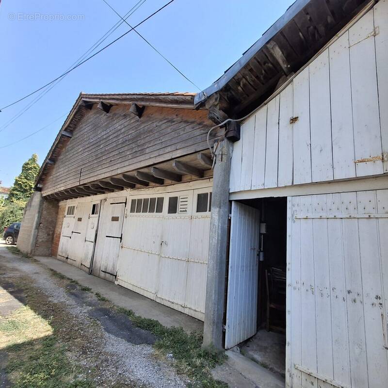 Parking à CHASSENEUIL-SUR-BONNIEURE