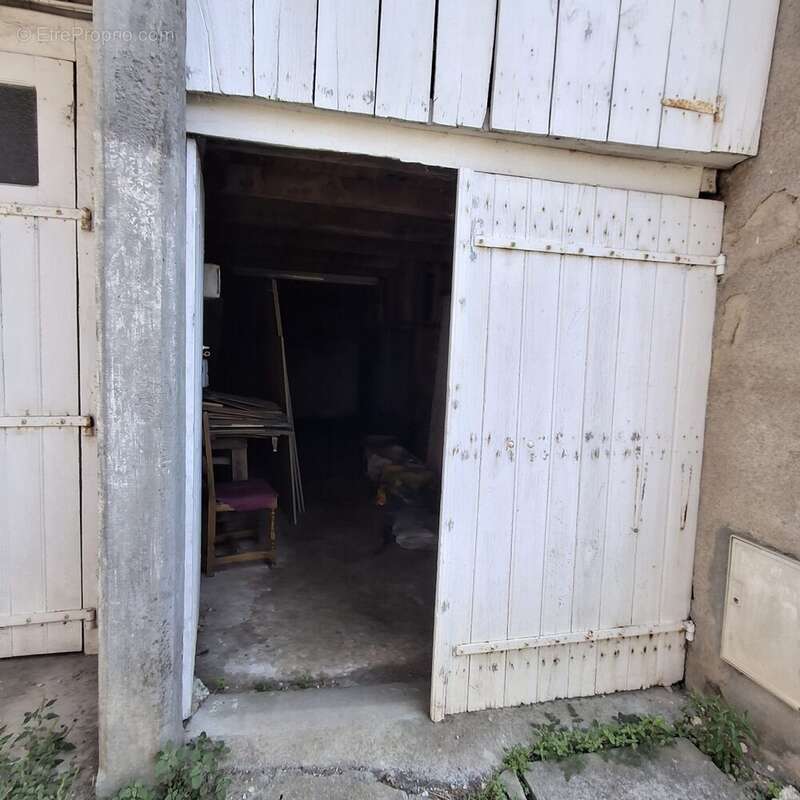 Parking à CHASSENEUIL-SUR-BONNIEURE