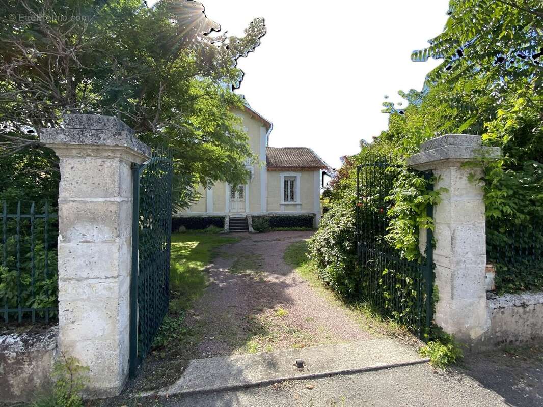 Maison à SAINT-YRIEIX-SUR-CHARENTE