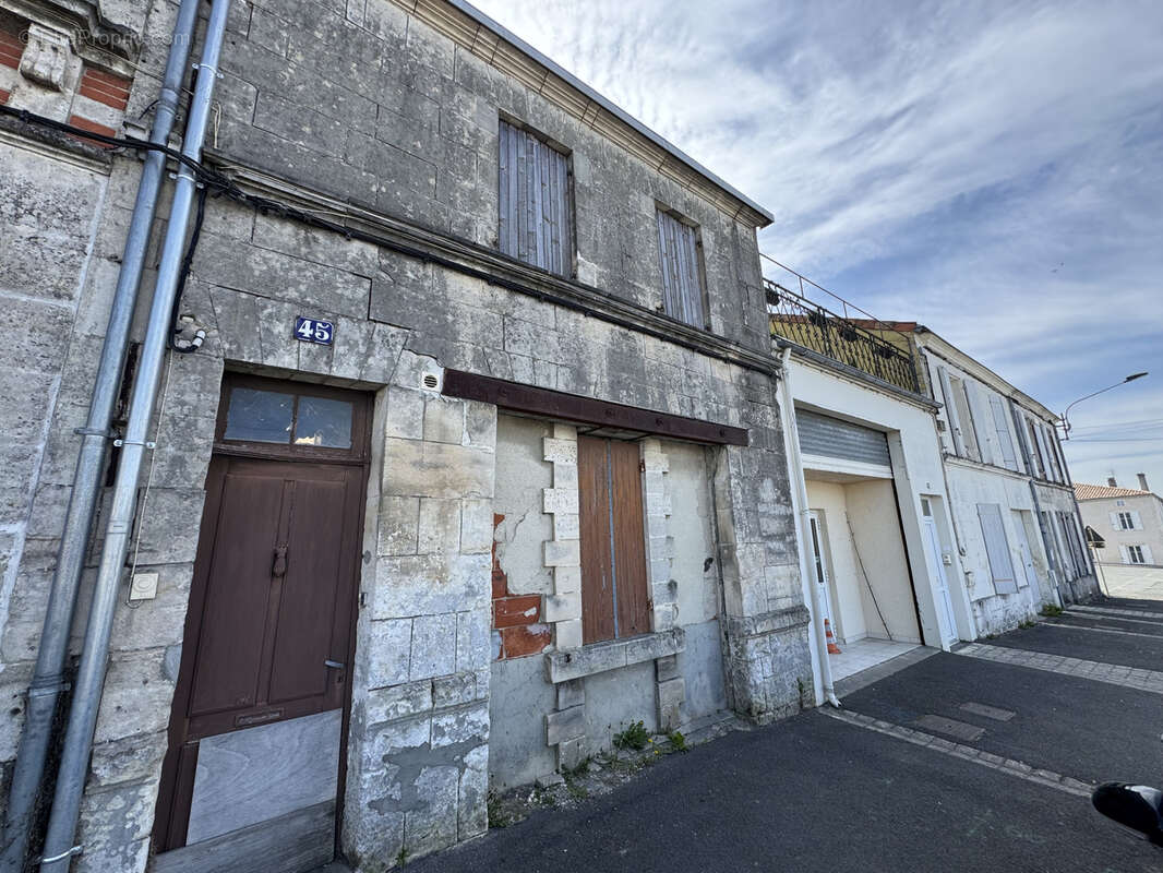 Maison à BARBEZIEUX-SAINT-HILAIRE