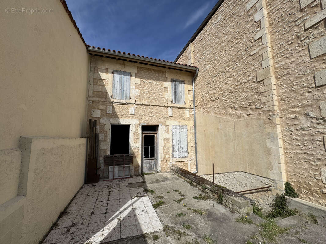 Maison à BARBEZIEUX-SAINT-HILAIRE