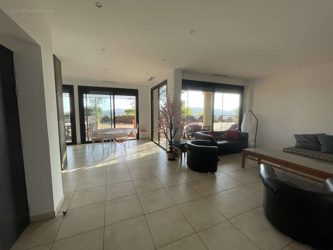 Appartement à BORMES-LES-MIMOSAS