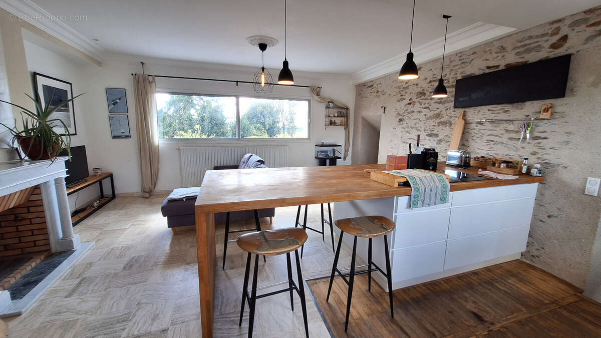 Maison à LA CHAPELLE-BASSE-MER