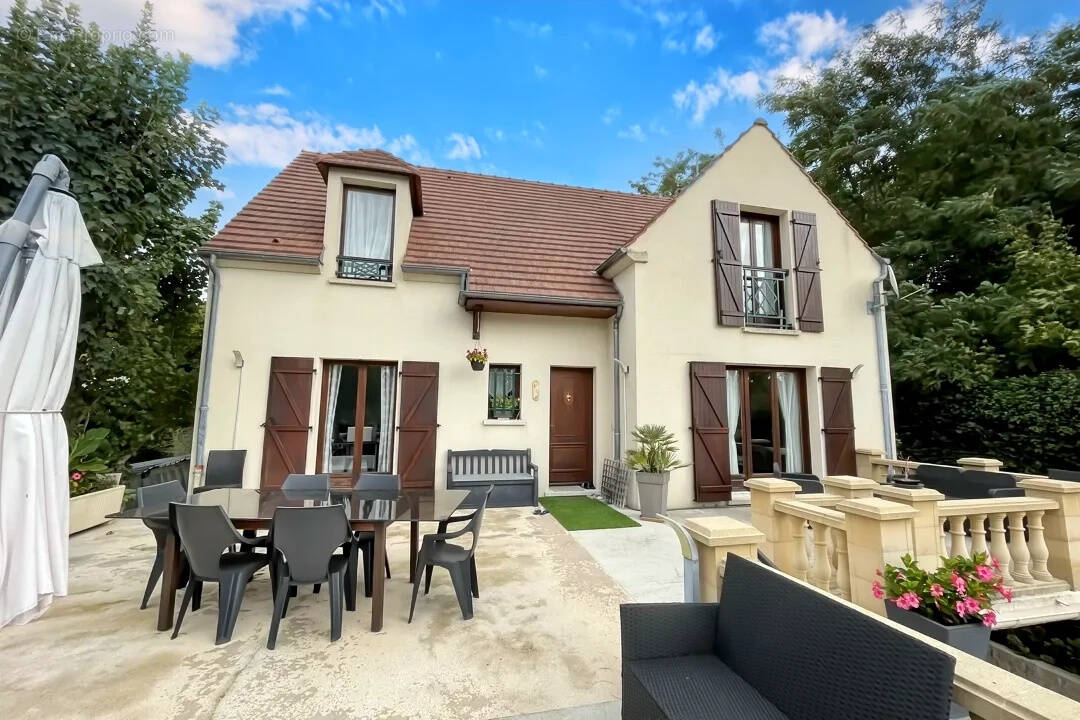 Maison à CONDE-SAINTE-LIBIAIRE