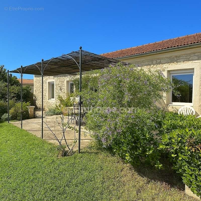 Maison à FONTVIEILLE