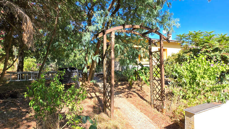 Maison à MONTROL-SENARD