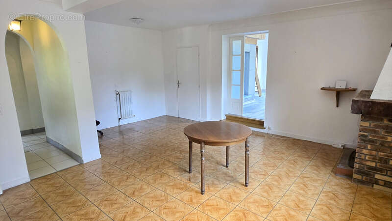 Maison à MONTROL-SENARD