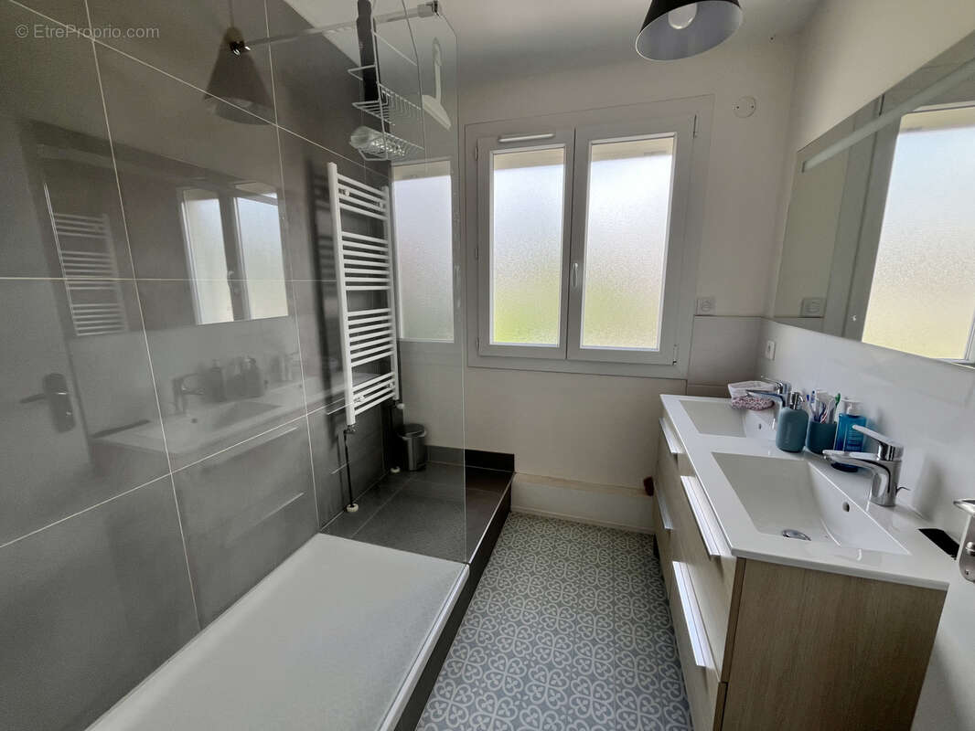 Maison à SAINT-GENEST-LERPT