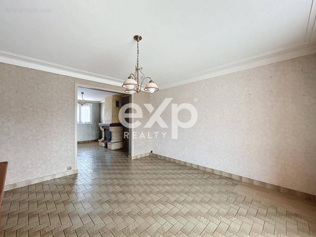 Maison à SAINT-MACAIRE-EN-MAUGES