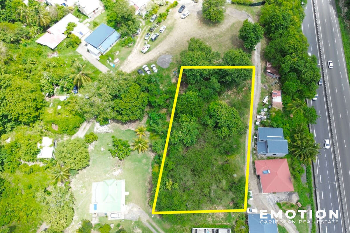 Terrain à LES ABYMES