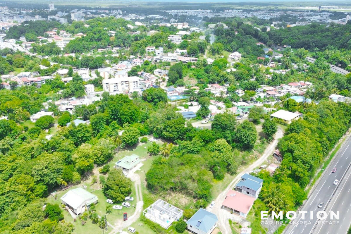 Terrain à LES ABYMES