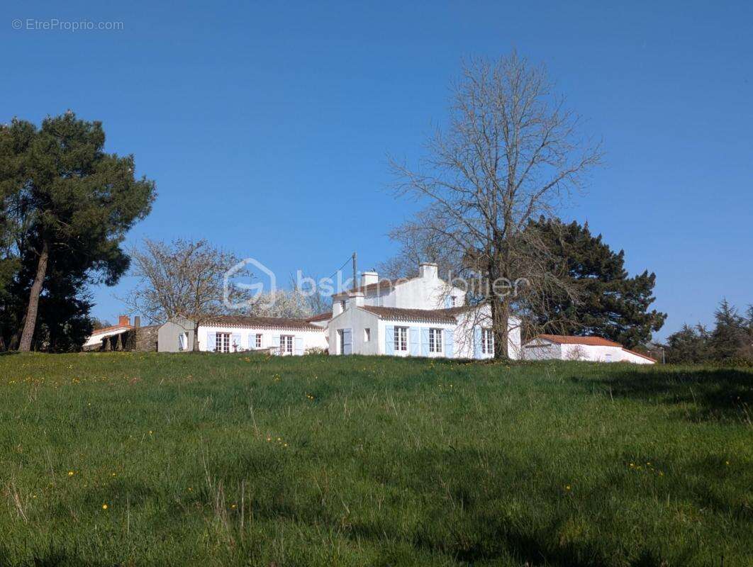Maison à LA CHAPELLE-BASSE-MER