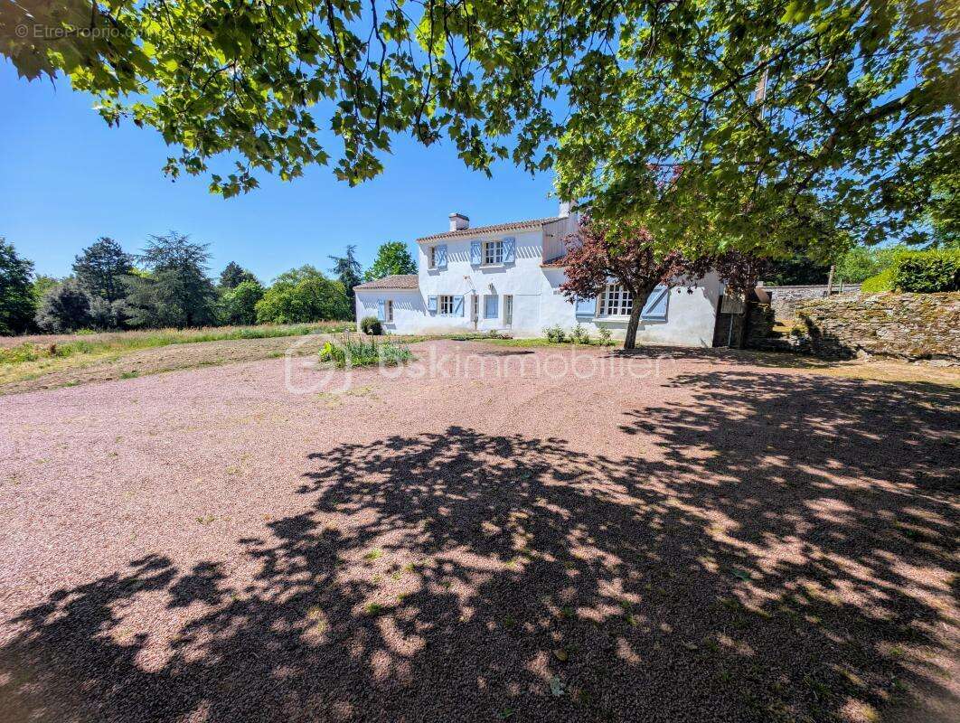 Maison à LA CHAPELLE-BASSE-MER