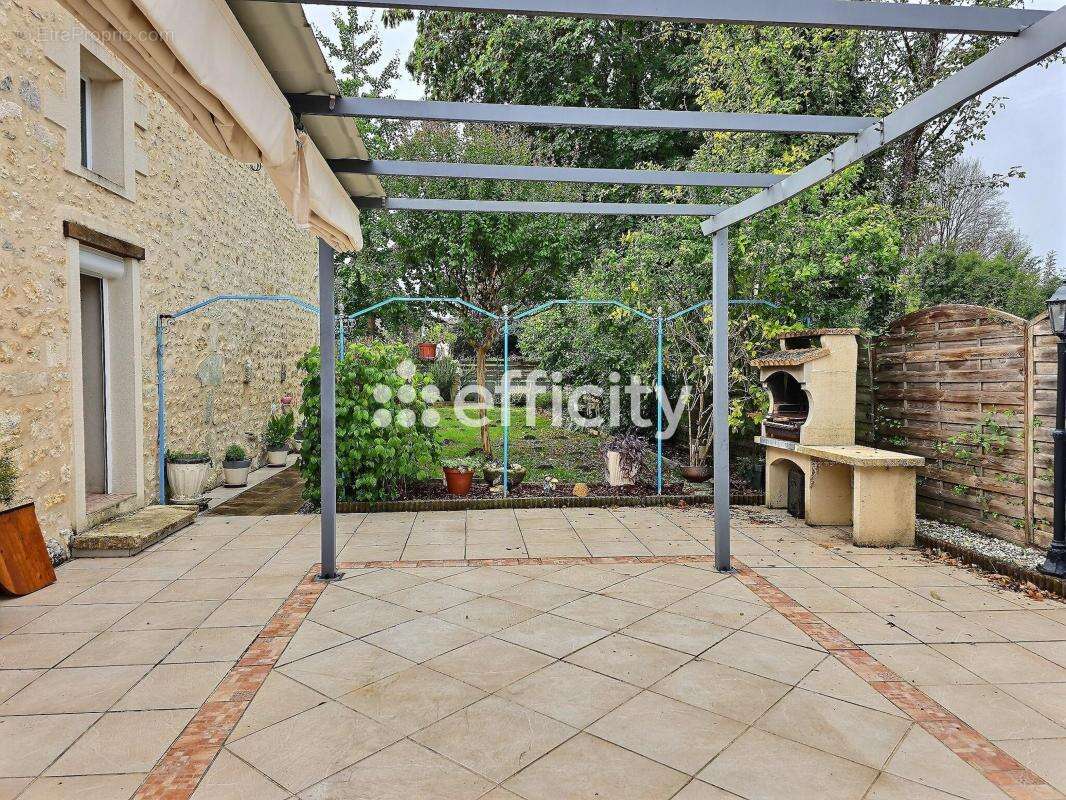 Maison à BUSSAC-SUR-CHARENTE