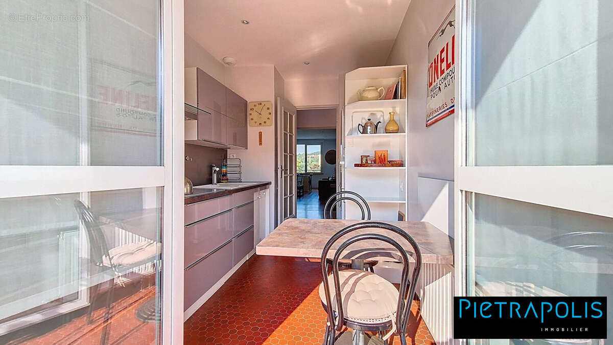 Cuisine - Appartement à SAINTE-FOY-LES-LYON