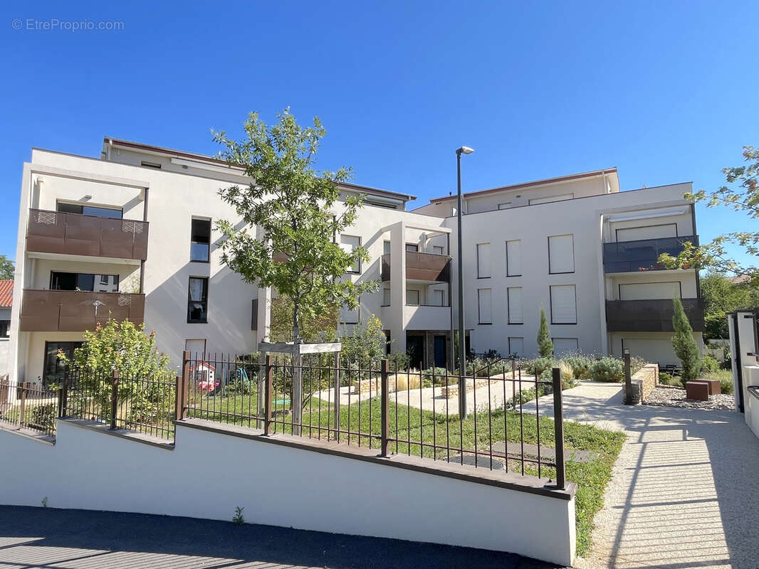 Appartement à LA TOUR-DE-SALVAGNY