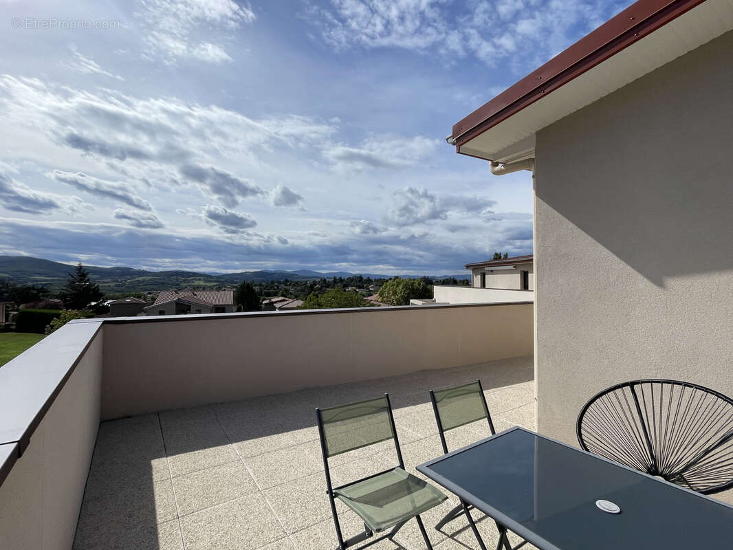 Appartement à LA TOUR-DE-SALVAGNY