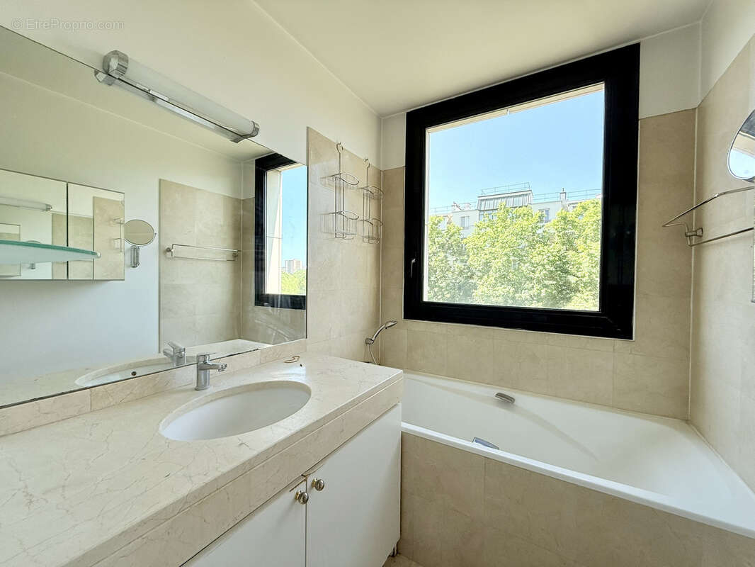 Appartement à PARIS-14E