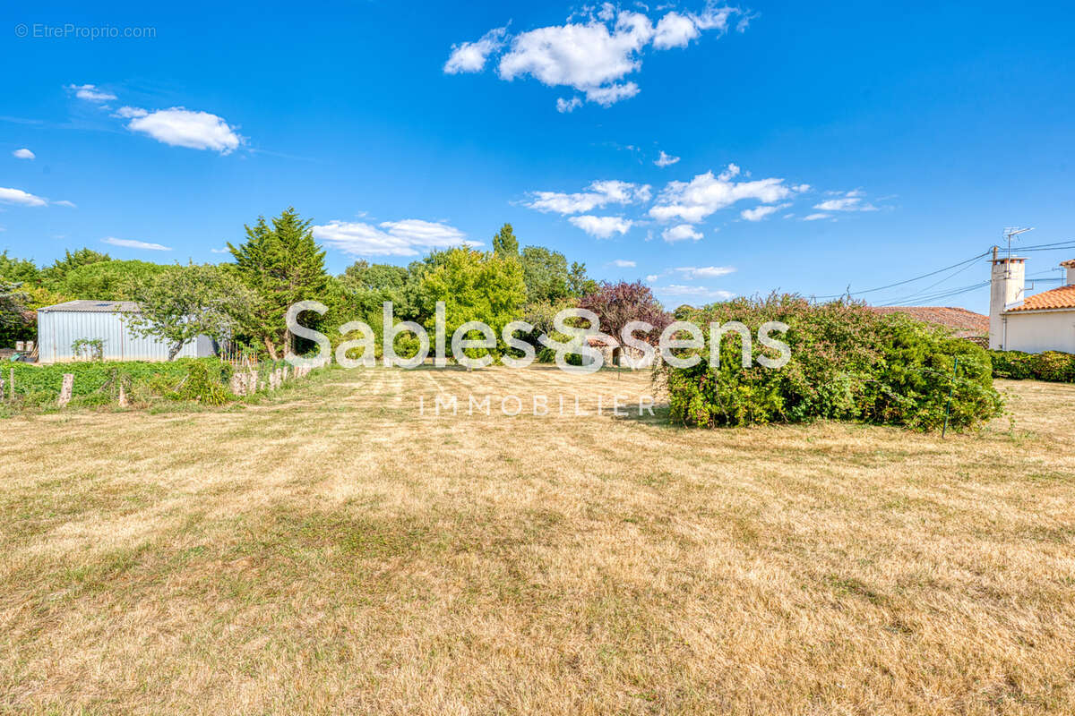 Terrain à SAINT-HILAIRE-LA-FORET