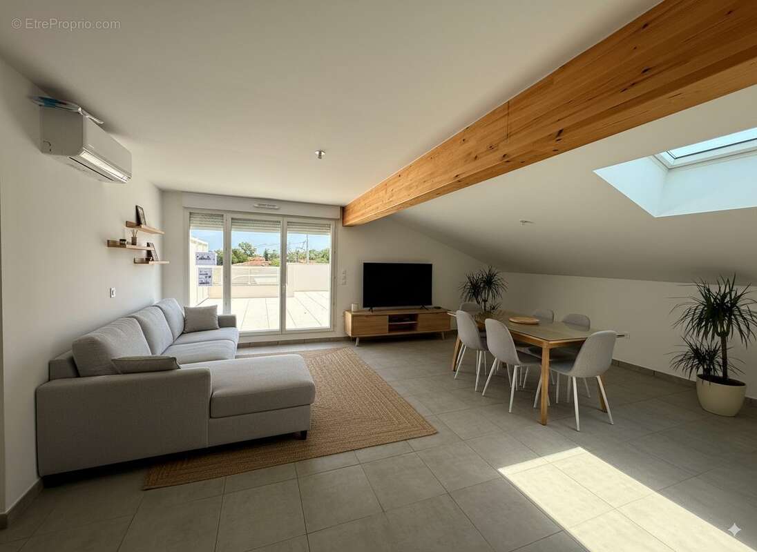 Appartement à PINS-JUSTARET