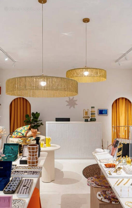 Commerce à FONTAINEBLEAU