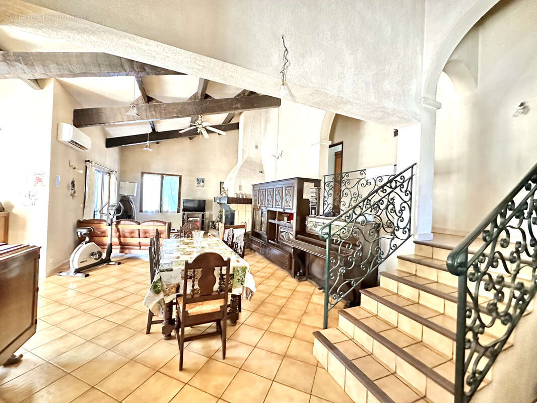 Maison à LE REVEST-LES-EAUX