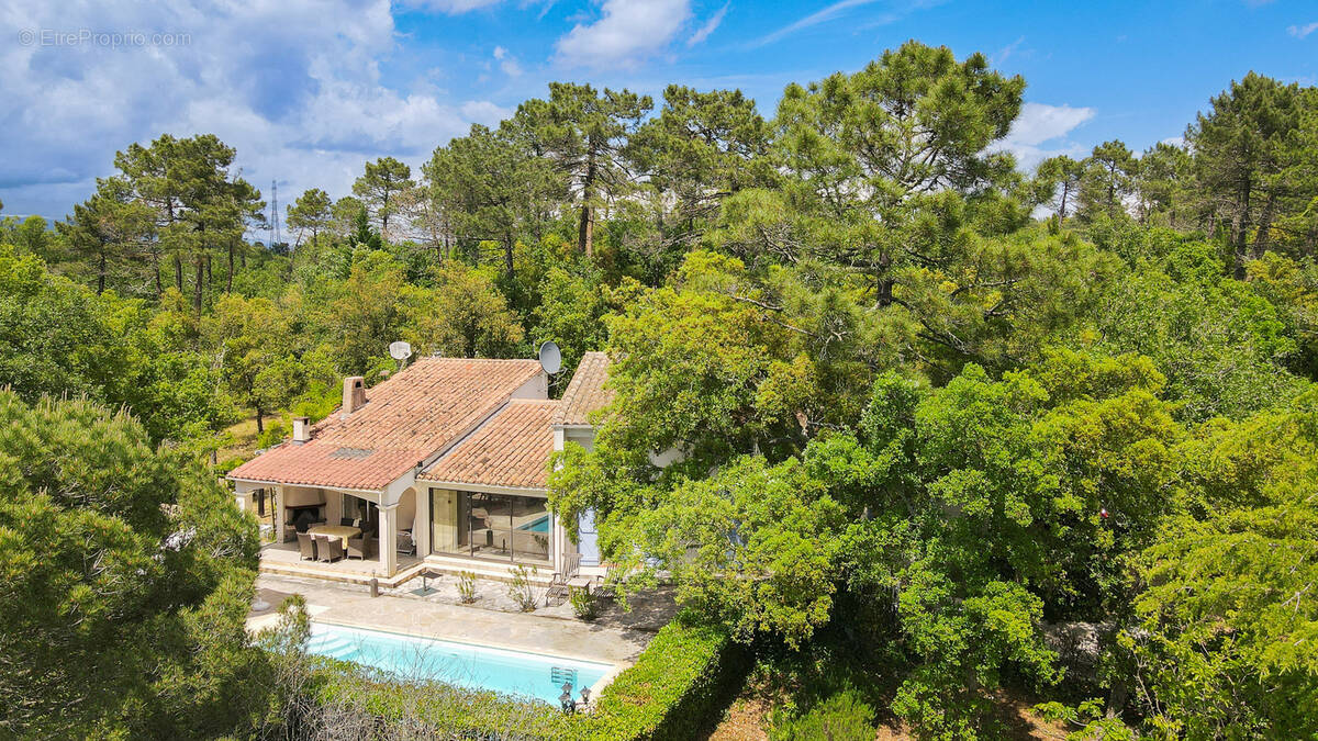 Maison à BAGNOLS-EN-FORET