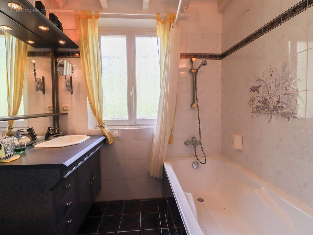 Maison à BAGNOLS-EN-FORET