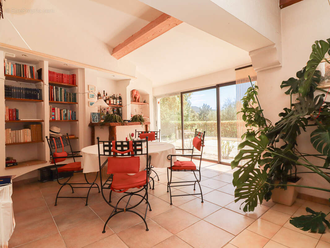 Maison à BAGNOLS-EN-FORET