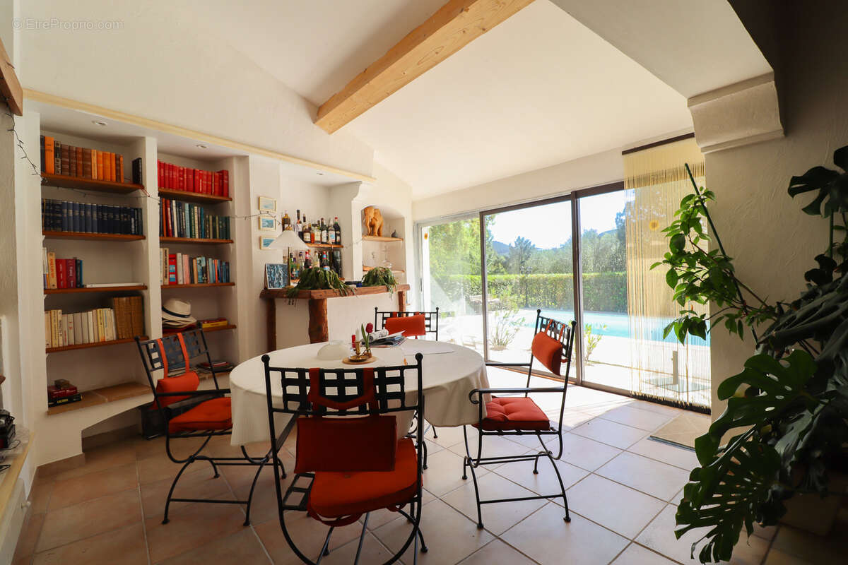 Maison à BAGNOLS-EN-FORET