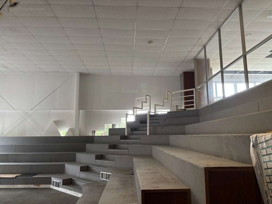 Commerce à MONTIGNY-LE-BRETONNEUX