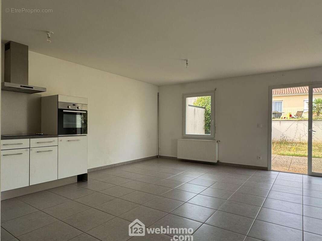 Et cuisine ouverte, - Maison à VOUNEUIL-SOUS-BIARD