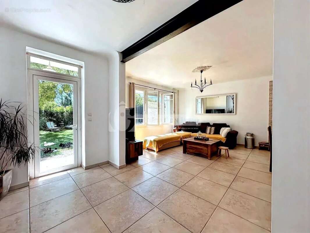 Maison à FONTVIEILLE