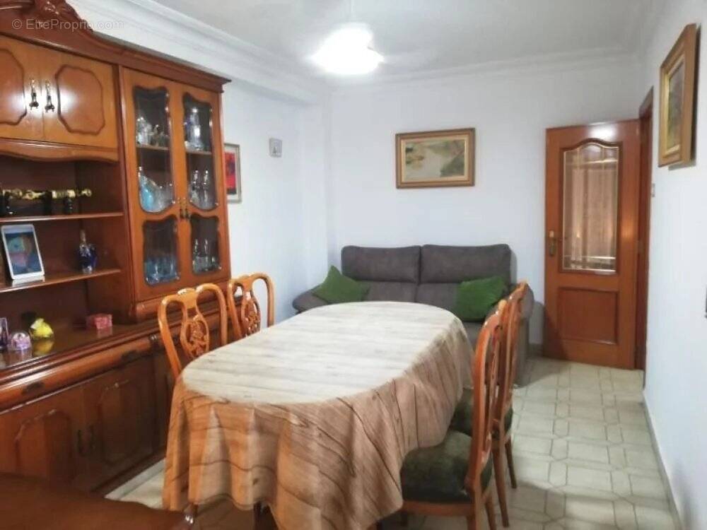 Appartement à SAINT-LAURENT-DU-VAR