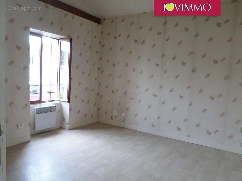 Maison à LUSSAC-LES-CHATEAUX