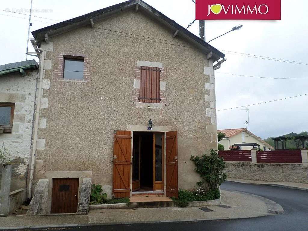 Maison à LUSSAC-LES-CHATEAUX