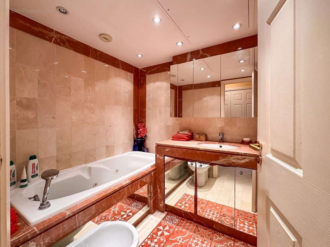 Appartement à SAINT-LAURENT-DU-VAR